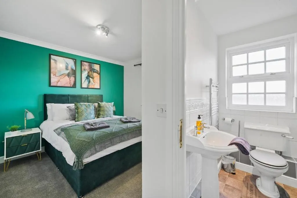 Stylish Central York House Sleeps 10