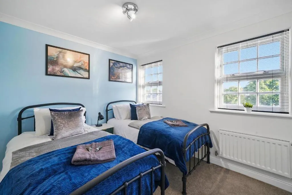 Stylish Central York House Sleeps 10 בית נופש