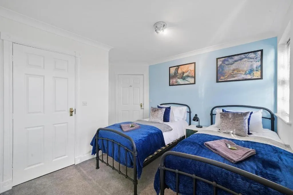 Stylish Central York House Sleeps 10