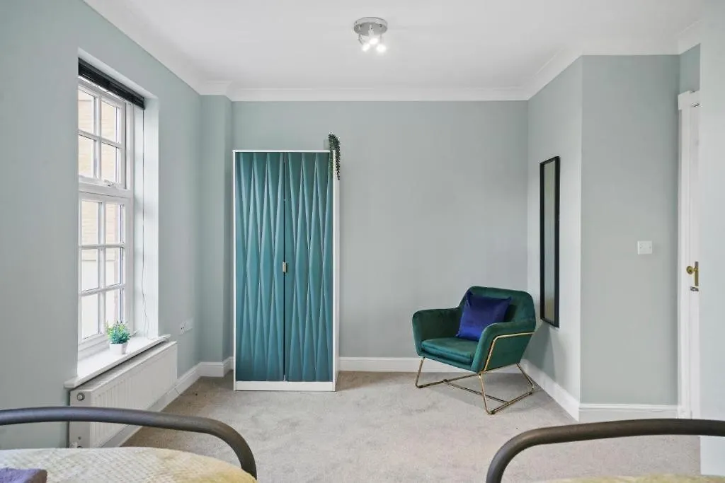 Stylish Central York House Sleeps 10 0*,