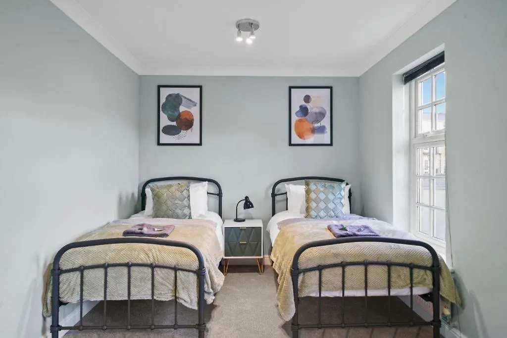 Stylish Central York House Sleeps 10 בית נופש