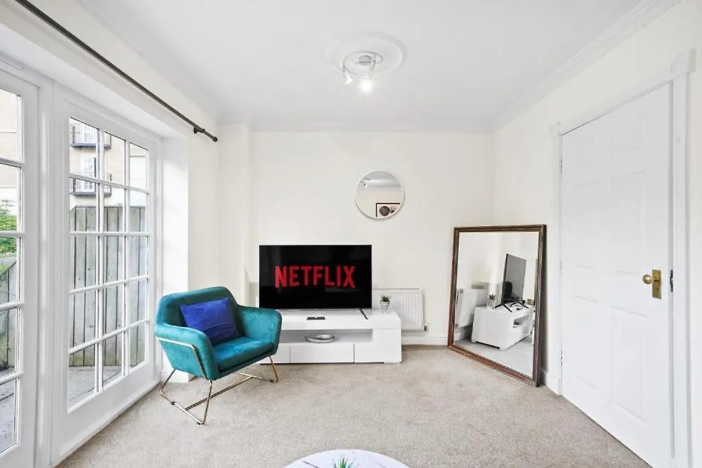 Stylish Central York House Sleeps 10