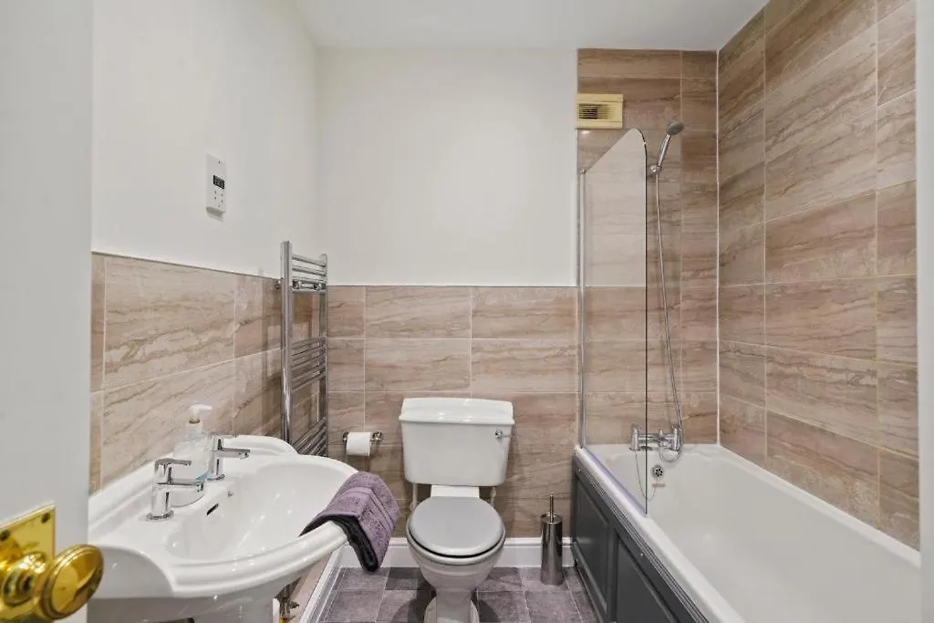 Stylish Central York House Sleeps 10