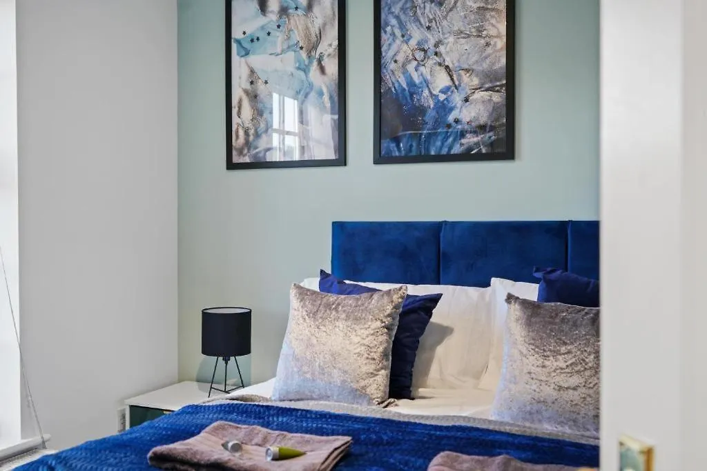Stylish Central York House Sleeps 10 0*,