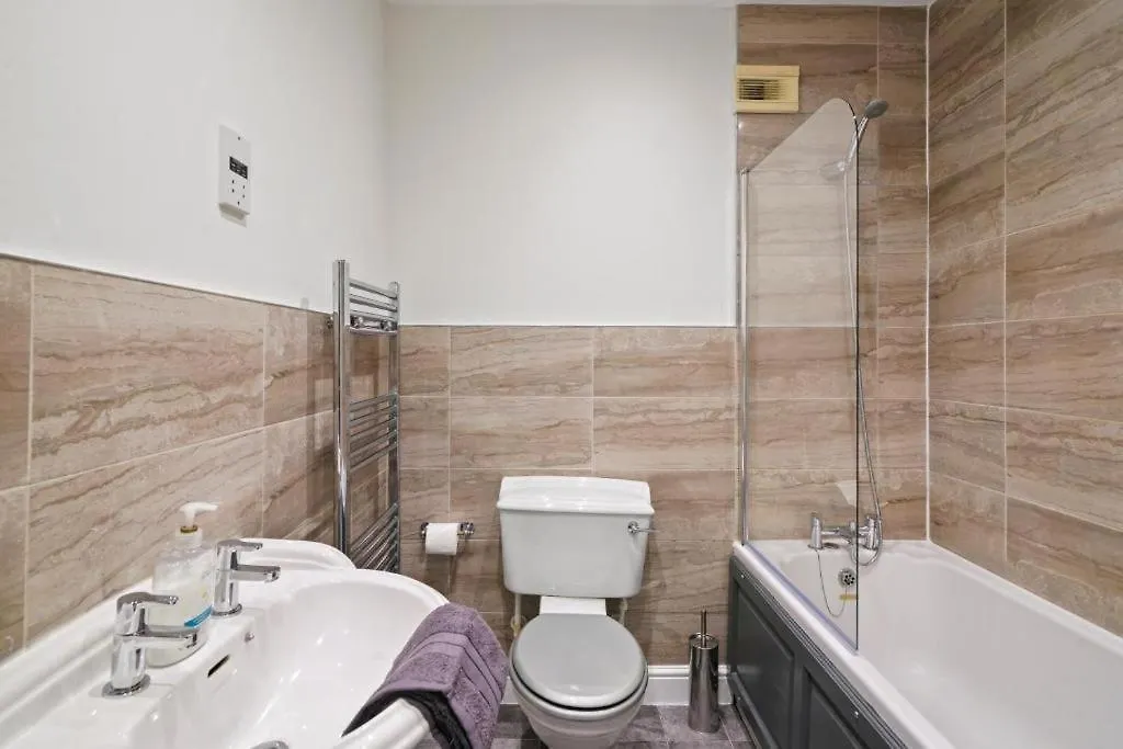 Stylish Central York House Sleeps 10 בית נופש