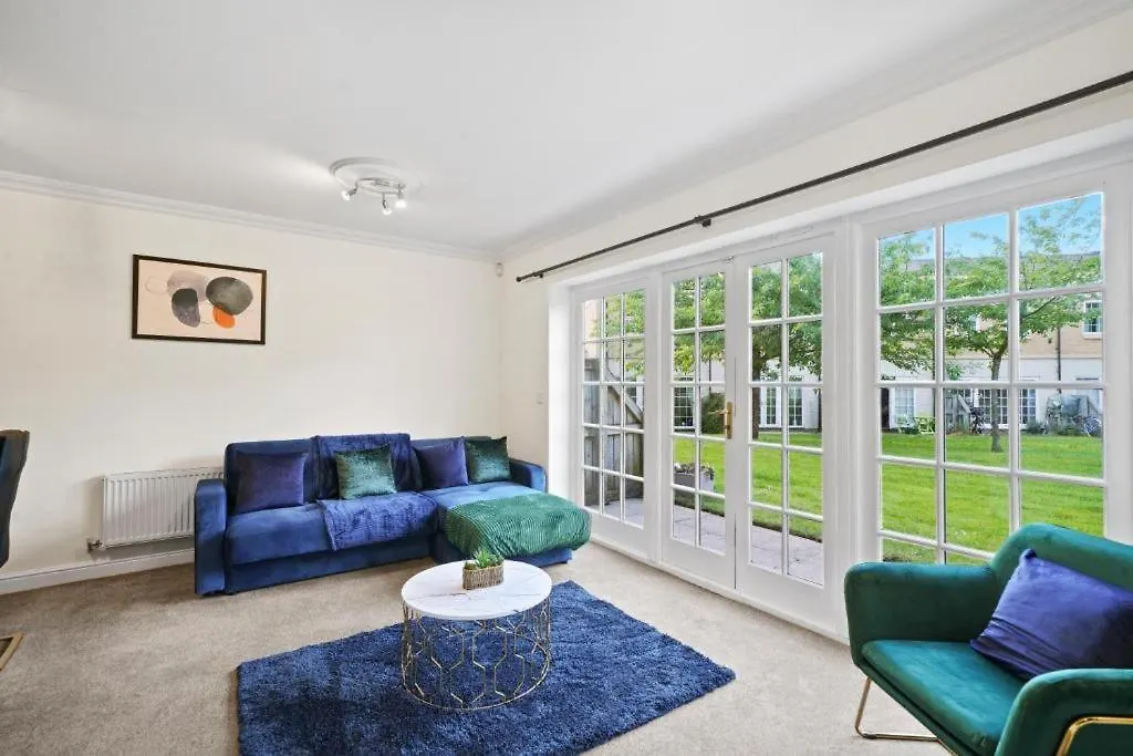 Stylish Central York House Sleeps 10 בית נופש