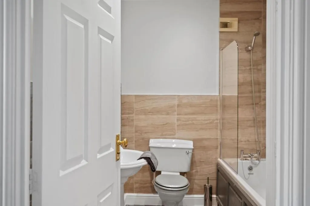 Stylish Central York House Sleeps 10 0*,